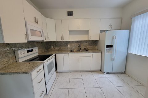 Villa ou maison à louer à Miami, Floride: 3 chambres, 190.64 m2 № 1944184 - photo 12