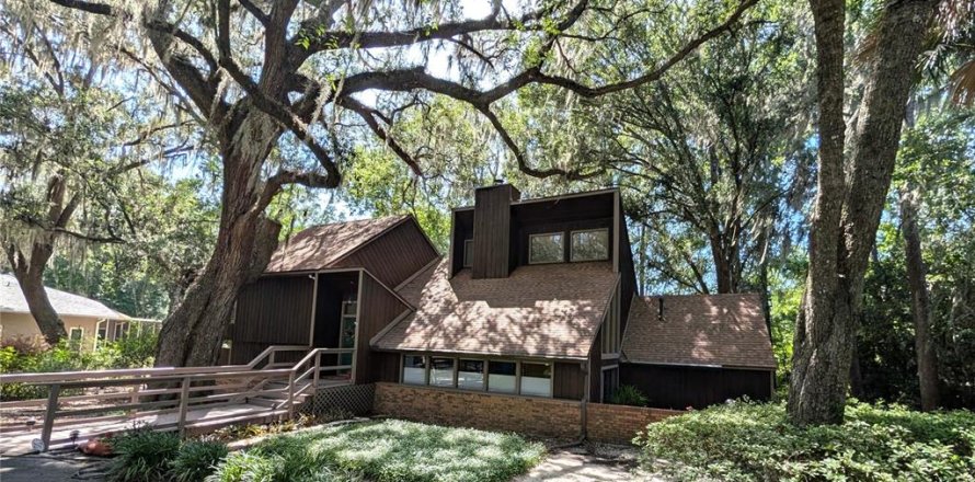 House in Gainesville, Florida 4 bedrooms, 254.09 sq.m. № 2102555