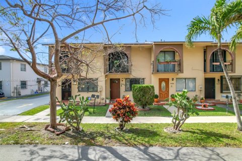 Townhouse in Hialeah, Florida 2 bedrooms, 96.99 sq.m. № 1954531 - photo 1