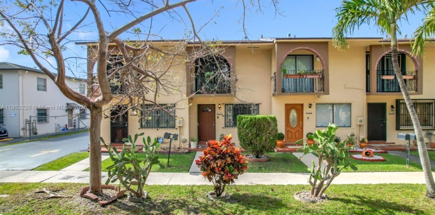 Townhouse in Hialeah, Florida 2 bedrooms, 96.99 sq.m. № 1954531