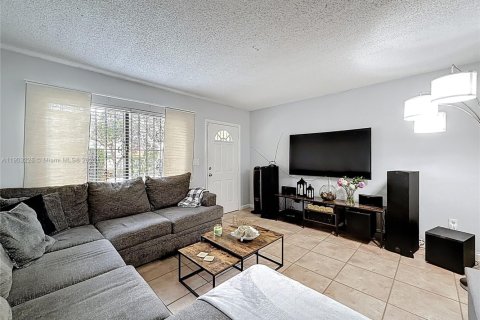 Townhouse in Hialeah, Florida 2 bedrooms, 96.99 sq.m. № 1954531 - photo 7