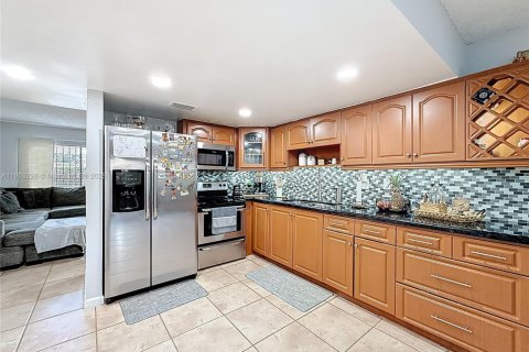 Townhouse in Hialeah, Florida 2 bedrooms, 96.99 sq.m. № 1954531 - photo 9