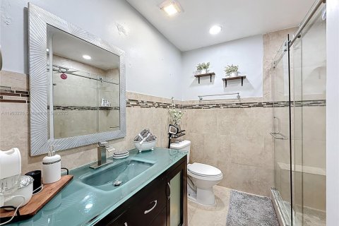 Townhouse in Hialeah, Florida 2 bedrooms, 96.99 sq.m. № 1954531 - photo 24