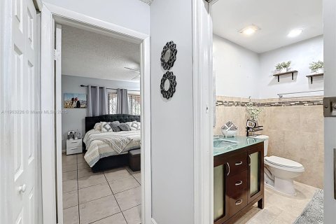 Townhouse in Hialeah, Florida 2 bedrooms, 96.99 sq.m. № 1954531 - photo 22