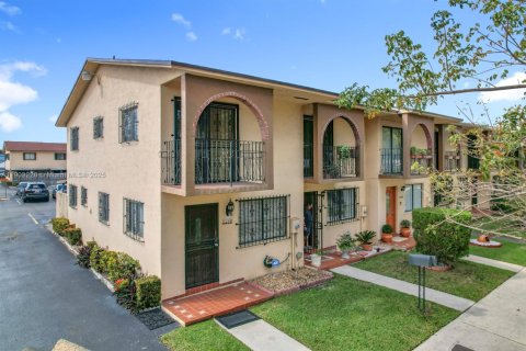 Townhouse in Hialeah, Florida 2 bedrooms, 96.99 sq.m. № 1954531 - photo 2