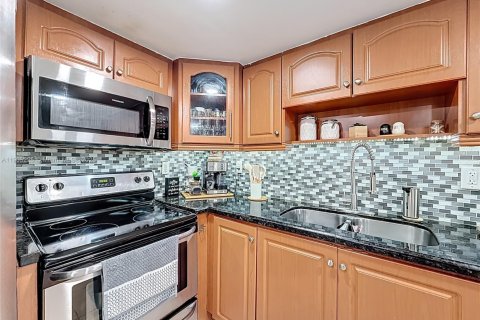 Townhouse in Hialeah, Florida 2 bedrooms, 96.99 sq.m. № 1954531 - photo 11