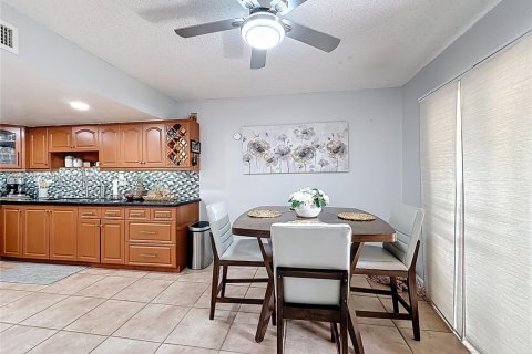 Townhouse in Hialeah, Florida 2 bedrooms, 96.99 sq.m. № 1954531 - photo 12