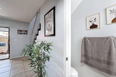 Townhouse in Hialeah, Florida 2 bedrooms, 96.99 sq.m. № 1954531 - photo 15