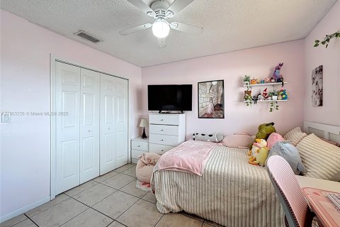 Townhouse in Hialeah, Florida 2 bedrooms, 96.99 sq.m. № 1954531 - photo 27