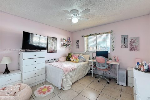 Townhouse in Hialeah, Florida 2 bedrooms, 96.99 sq.m. № 1954531 - photo 25