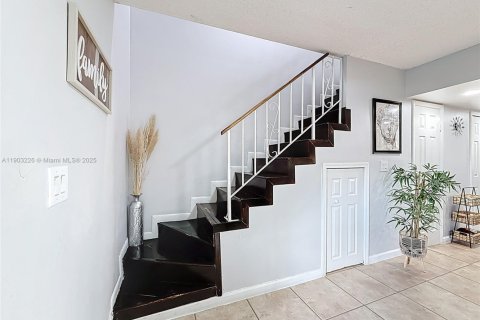 Townhouse in Hialeah, Florida 2 bedrooms, 96.99 sq.m. № 1954531 - photo 17