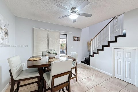 Townhouse in Hialeah, Florida 2 bedrooms, 96.99 sq.m. № 1954531 - photo 14