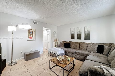 Townhouse in Hialeah, Florida 2 bedrooms, 96.99 sq.m. № 1954531 - photo 4