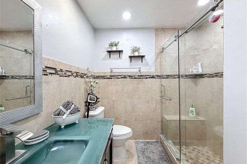 Townhouse in Hialeah, Florida 2 bedrooms, 96.99 sq.m. № 1954531 - photo 23
