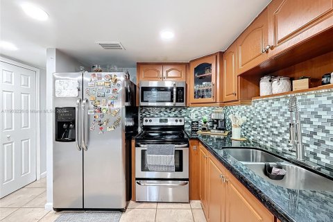 Townhouse in Hialeah, Florida 2 bedrooms, 96.99 sq.m. № 1954531 - photo 10