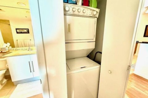 Condominio en alquiler en Miami, Florida, 1 dormitorio, 78.6 m2 № 1944451 - foto 11