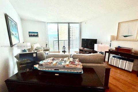Condominio en alquiler en Miami, Florida, 1 dormitorio, 78.6 m2 № 1944451 - foto 8