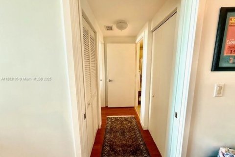 Condominio en alquiler en Miami, Florida, 1 dormitorio, 78.6 m2 № 1944451 - foto 10