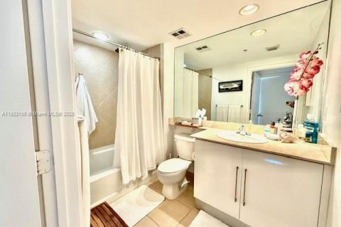 Condominio en alquiler en Miami, Florida, 1 dormitorio, 78.6 m2 № 1944451 - foto 12