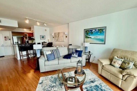 Condominio en alquiler en Miami, Florida, 1 dormitorio, 78.6 m2 № 1944451 - foto 4