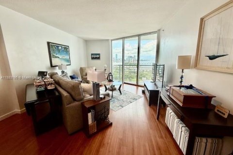Condominio en alquiler en Miami, Florida, 1 dormitorio, 78.6 m2 № 1944451 - foto 9