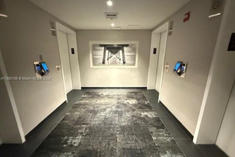 Condominio en alquiler en Miami, Florida, 1 dormitorio, 78.6 m2 № 1944451 - foto 21