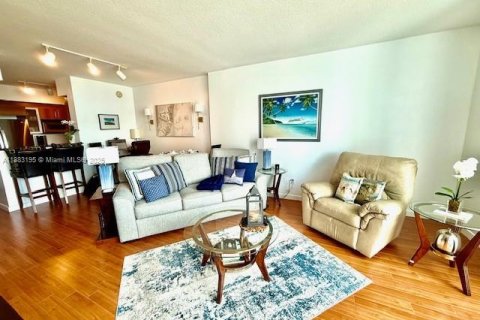 Condominio en alquiler en Miami, Florida, 1 dormitorio, 78.6 m2 № 1944451 - foto 3