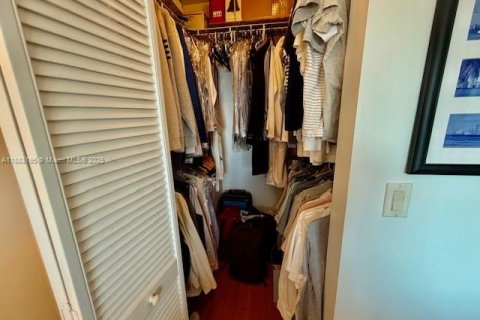 Condominio en alquiler en Miami, Florida, 1 dormitorio, 78.6 m2 № 1944451 - foto 16