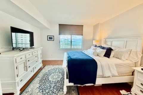Condominio en alquiler en Miami, Florida, 1 dormitorio, 78.6 m2 № 1944451 - foto 13
