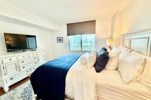 Condominio en alquiler en Miami, Florida, 1 dormitorio, 78.6 m2 № 1944451 - foto 15