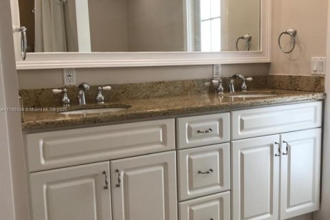 House in Pinecrest, Florida 4 bedrooms, 195.09 sq.m. № 1698199 - photo 5