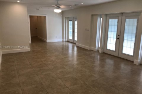 House in Pinecrest, Florida 4 bedrooms, 195.09 sq.m. № 1698199 - photo 12