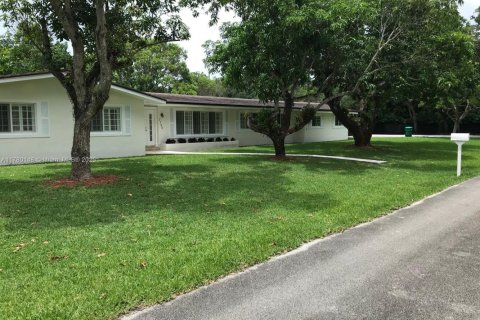 Villa ou maison à louer à Pinecrest, Floride: 4 chambres, 195.09 m2 № 1698199 - photo 1