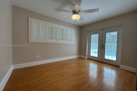 House in Pinecrest, Florida 4 bedrooms, 195.09 sq.m. № 1698199 - photo 22