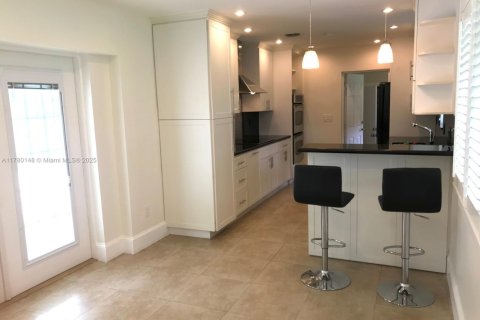 House in Pinecrest, Florida 4 bedrooms, 195.09 sq.m. № 1698199 - photo 11