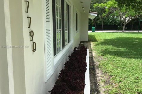 House in Pinecrest, Florida 4 bedrooms, 195.09 sq.m. № 1698199 - photo 13