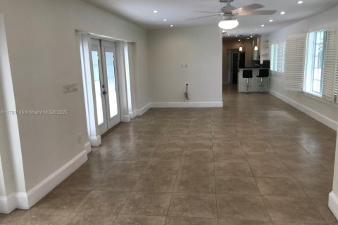 House in Pinecrest, Florida 4 bedrooms, 195.09 sq.m. № 1698199 - photo 2