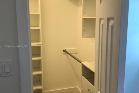 House in Pinecrest, Florida 4 bedrooms, 195.09 sq.m. № 1698199 - photo 9