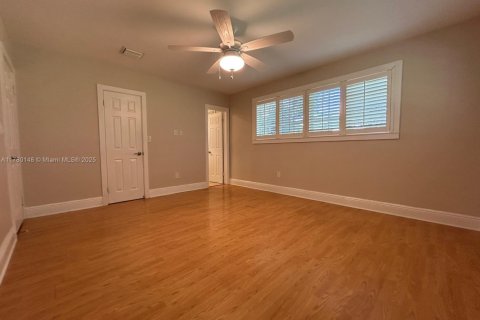 House in Pinecrest, Florida 4 bedrooms, 195.09 sq.m. № 1698199 - photo 23