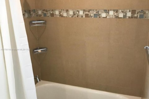 House in Pinecrest, Florida 4 bedrooms, 195.09 sq.m. № 1698199 - photo 6