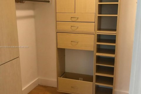 House in Pinecrest, Florida 4 bedrooms, 195.09 sq.m. № 1698199 - photo 15