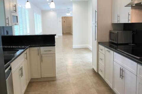 House in Pinecrest, Florida 4 bedrooms, 195.09 sq.m. № 1698199 - photo 10