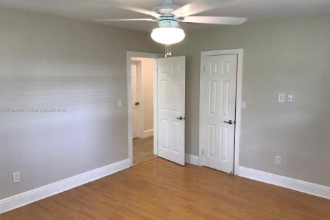 House in Pinecrest, Florida 4 bedrooms, 195.09 sq.m. № 1698199 - photo 8