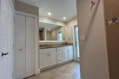 House in Pinecrest, Florida 4 bedrooms, 195.09 sq.m. № 1698199 - photo 21