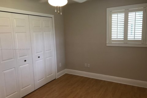 House in Pinecrest, Florida 4 bedrooms, 195.09 sq.m. № 1698199 - photo 4