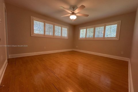 House in Pinecrest, Florida 4 bedrooms, 195.09 sq.m. № 1698199 - photo 17