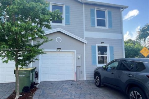 Купить таунхаус в Хомстед, Флорида 4 спальни, 178.74м2, № 1979294 - фото 1