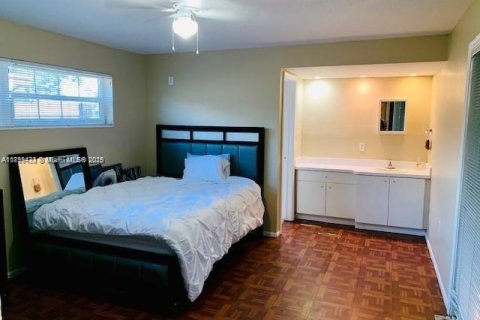 House in Sunrise, Florida 2 bedrooms, 111.48 sq.m. № 2012910 - photo 3