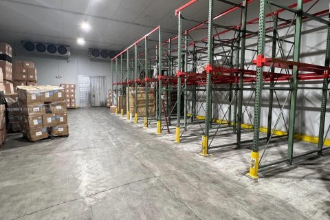 Immobilier commercial à vendre à Doral, Floride № 2158072 - photo 6