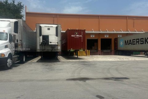 Immobilier commercial à vendre à Doral, Floride № 2158072 - photo 3